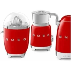 Smeg CJF01RDEU Estetica 50's Style Spremiagrumi Elettrico Con Beccuccio Antigoccia In Acciaio Inox E Chiusura A Scatto Potenza 70 W Rosso -Piccoli Elettrodomestici 97235298 3